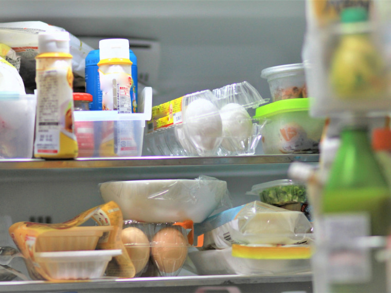 大量に食品が入った冷蔵庫