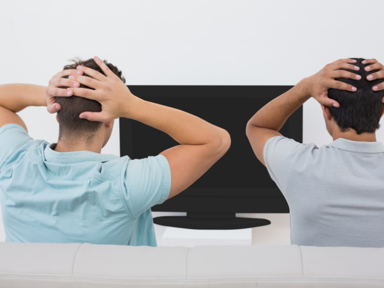 テレビが映らなくなってショックを受ける男性二人